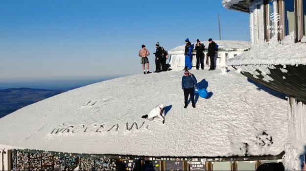 Skrajnie niebezpieczna sytuacja na śnieżce. Dwoje dzieci, pod okiem dorosłych, bawiło się na dachu obserwatorium, tuż nad tzw. ''Rynną śmierci''. Nieświadome niebezpieczeństwa na śniegu pisały nazwę miasta. Tu naprawdę do tragedii wystarczył jeden krok. Dla ''Wydarzeń'' Maciej Stopczyk.