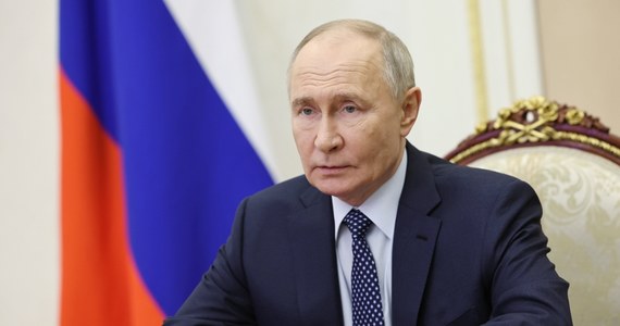 Przywódca Rosji Władimir Putin przeprosił w rozmowie telefonicznej prezydenta Azerbejdżanu Ilhama Alijewa za „tragiczny incydent” z udziałem azerskiego samolotu pasażerskiego, który rozbił się w Kazachstanie. Embraer-190 został trafiony przez rosyjską obronę przeciwlotniczą. W katastrofie zginęło 38 osób, przeżyło 29. Z komunikatu nie wynika jednak, aby Putin przyznał wprost, że to rosyjska rakieta trafiła azerski samolot.