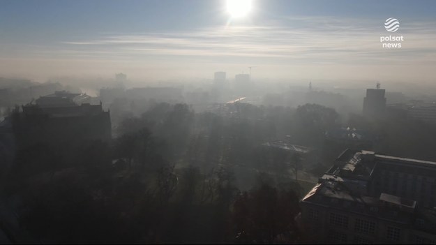 Wychodzić tylko jeśli jest potrzeba, wietrzyć jak najrzadziej. Rządowe Centrum Bezpieczeństwa ostrzega południe i zachód polski przed przekroczonymi normami smogu. W poprawie jakości powietrza nie pomaga pogoda ani to, że do wymiany zostały jeszcze ponad dwa miliony tzw. kopciuchów. Dla ''Wydarzeń'' Daria Sieńkowska.