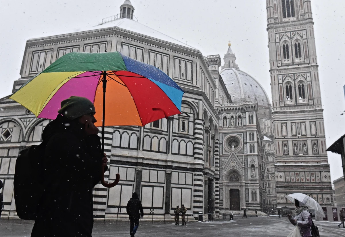 Nadmierna turystyka powoduje konflikty we włoskich miastach. Przeciwnicy zjawiska protestowali m.in. we Florencji, Wenecji, Genui, Mediolanie i Rimini. W nocy z piątku na sobotę aktywiści zakleili taśmami setki skrytek z kluczami dla turystów.