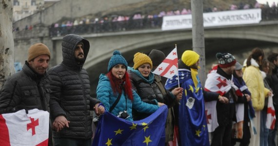 Tysiące mieszkańców 17 miast w Gruzji wyszły w sobotę na ulice w antyrządowym proteście pod hasłem "Łańcuch jedności". Wydarzenie odbyło się w przeddzień zaprzysiężenia nowego prezydenta kraju Micheila Kawelaszwilego, któremu sprzeciwia się opozycja.