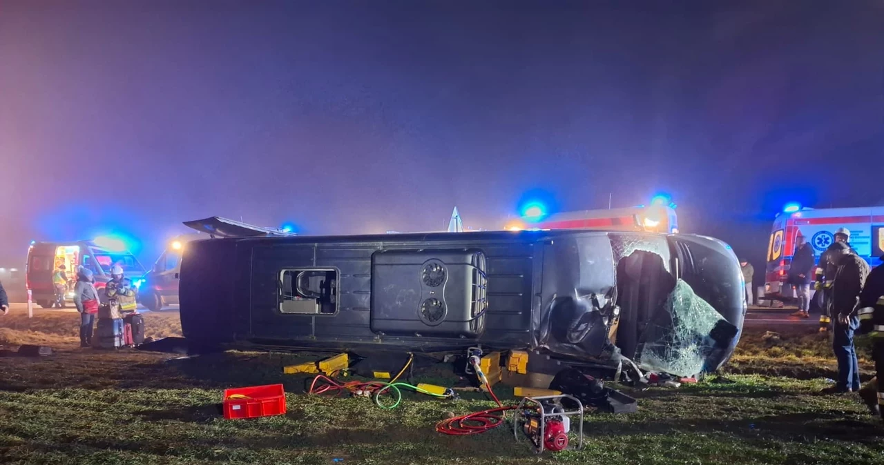 Wypadek busa w powiecie opatowskim. Droga zablokowana