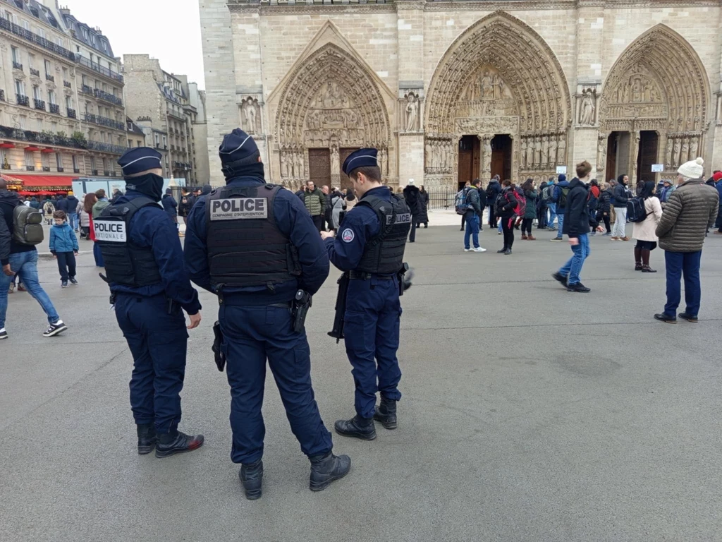 Patrol mundurowych przed katedrą Notre Dame