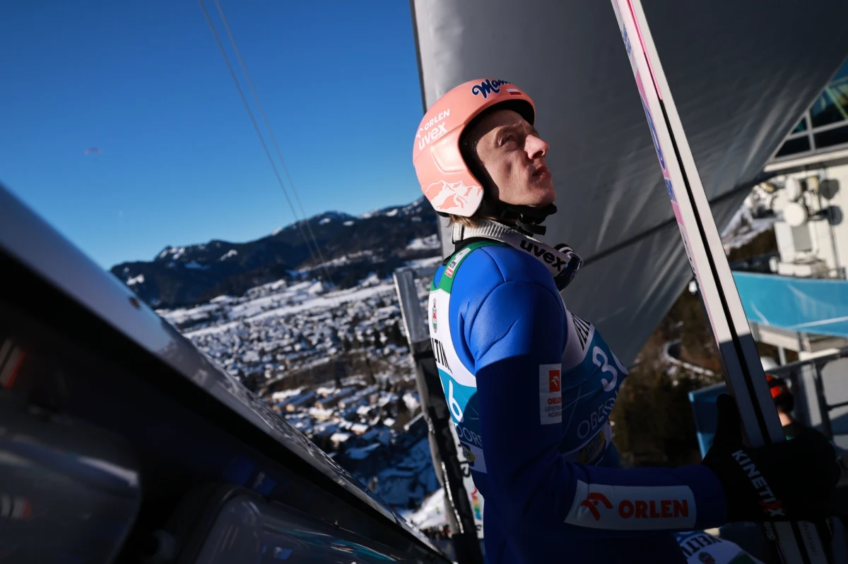 Piotr Żyła, Jakub Wolny, Aleksander Zniszczoł i Paweł Wąsek wystartują w pierwszym konkursie 73. edycji Turnieju Czterech Skoczni w niemieckim Oberstdorfie. Faworytami będą Austriacy, którzy zdominowali sobotnie kwalifikacje, zajmując pięć czołowych lokat.