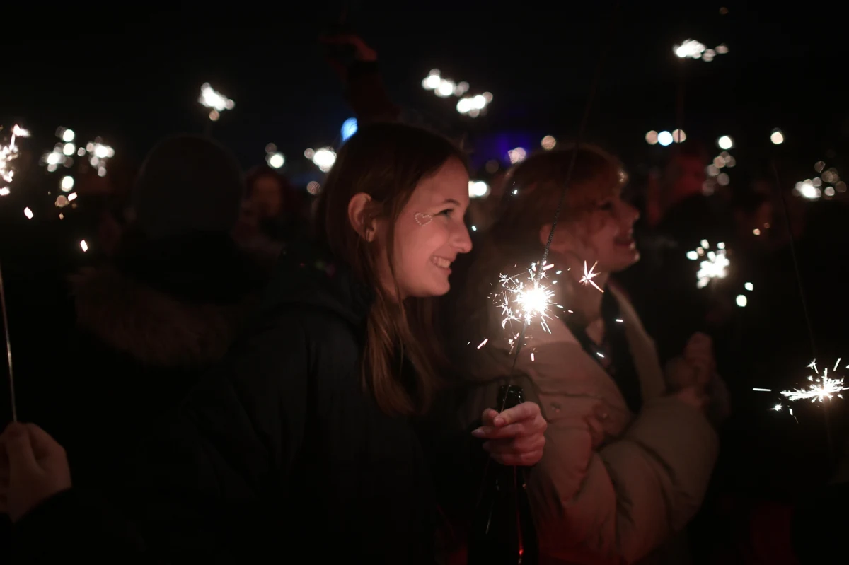 Polacy planują wydać na Sylwestra średnio 268 złotych. To kwota porównywalna z poprzednim rokiem - wynika z badania "Sylwestrowe plany Polaków" na zlecenie Rejestru Dłużników BIG InfoMonitor. Dodano, że 20 proc. badanych nie zamierza ponosić żadnych dodatkowych wydatków.