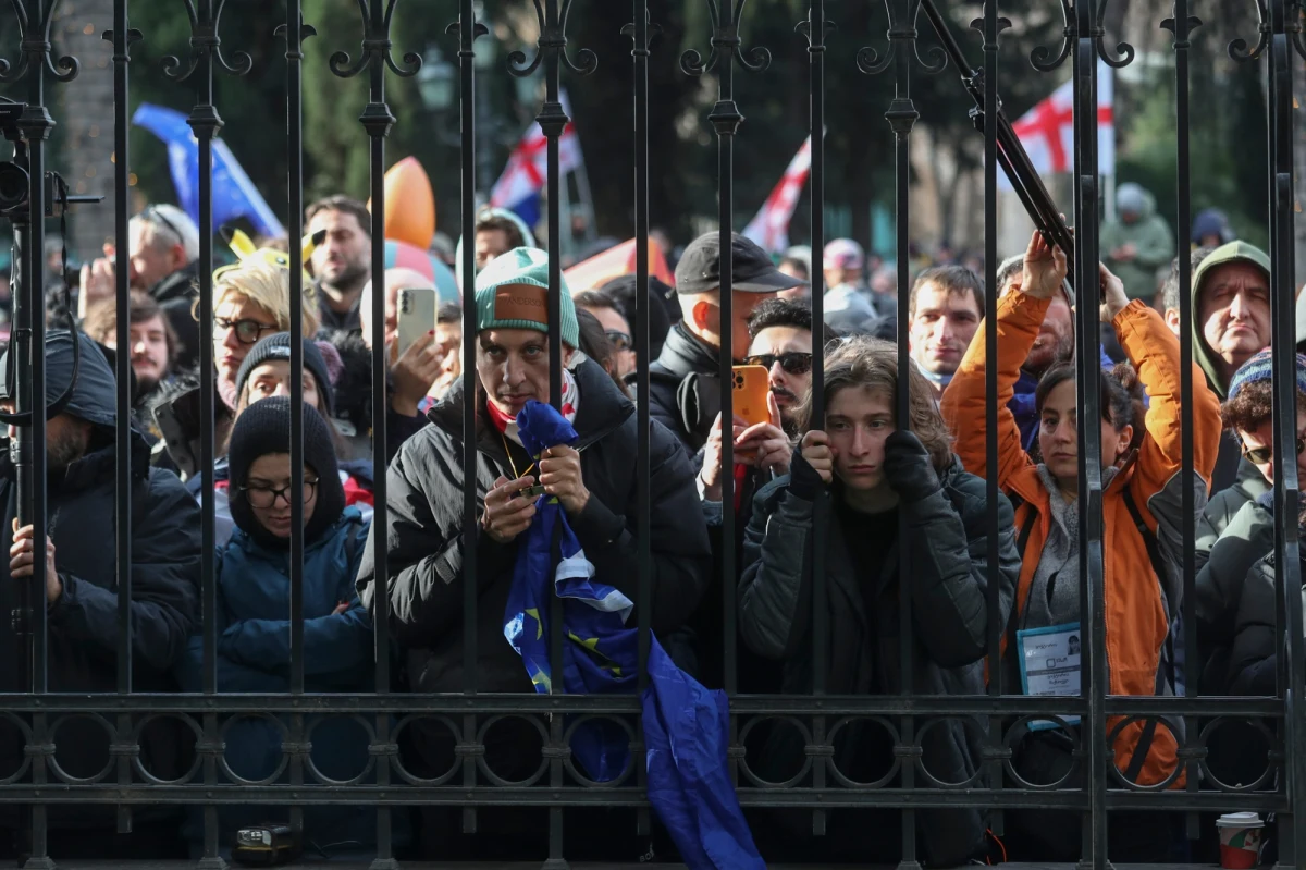 Micheil Kawelszwili został w zaprzysiężony na prezydenta Gruzji. Ceremonia, w której wzięli udział posłowie partii rządzącej Gruzińskie Marzenie, członkowie rządu oraz kolegium elektorskiego, trwała niecałą godzinę. Budynek otoczony jest przez siły bezpieczeństwa. Policja aresztowała sześciu protestujących pod parlamentem. Według doniesień serwisu NewsGeorgia i stacji Tv Pirveli, podczas zatrzymań funkcjonariusze targali ludzi za włosy i ciągnęli po jezdni.