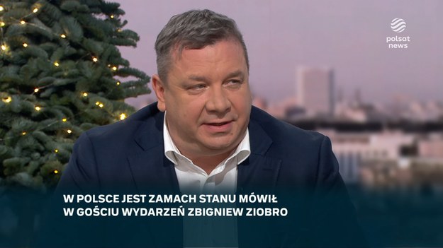 - To, co dzieje się w Polsce od 12 miesięcy, ma znamiona zamachu stanu - stwierdził w programie "Śniadanie Rymanowskiego w Polsat News i Interii" wiceszef PiS Michał Wójcik. - To są puste słowa, niemające pokrycia w rzeczywistości - odpowiedział Jacek Trela z Polski 2025. Zdaniem doradcy prezydenta RP Błażeja Pobożego rządzący "dewastują porządek konstytucyjny". Bogdan Romanowski zapytał swoich gości, czy zgadzają się z tezą, wysuniętą przez Zbigniewa Ziobrę w programie "Gość Wydarzeń", że w Polsce mamy do czynienia z zamachem stanu. - To, co dzieje się w Polsce od 12 miesięcy ma znamiona zamachu stanu - stwierdził Michał Wójcik. Dodał, że osoby odpowiedzialne za tą sytuację "będą odpowiadały z art. 127 Kodeksu karnego (Zamach stanu-red.), gdzie najwyższą sankcją jest dożywocie". Wójcik wymieniał, za co będą odpowiadać obecnie rządzący politycy "zamach na media publiczne, zamach na prokuraturę, zamach na Trybunał Konstytucyjny, zamach na Państwową Komisję Wyborczą". - Nie mamy do czynienia z zamachem stanu, to są puste słowa, niemające pokrycia w rzeczywistości. To słowa osoby pozbawionej władzy w demokratycznych wyborach, która nie może pogodzić się z tym, że obecna koalicja przywraca praworządność - stwierdził z kolei senator Jacek Trela.