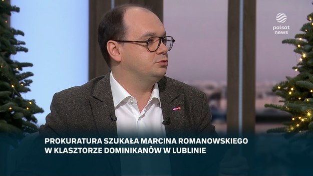 Tuż przed świętami policja dokonała przeszukania klasztoru dominikanów w Lublinie, ponieważ służby otrzymały informacje, że może się tam ukrywać poseł PiS Marcin Romanowski. - Przeszukanie może odbyć się w takim miejscu, jeśli jest uzasadnione podejrzenie, że osoba poszukiwana tam przebywa. To jest normalne. Nie ma znaczenia, jakie to jest miejsce - podkreślił Gajewski. W ocenie Pobożego "poza dobrym obyczajem, kulturą, tradycją, naruszono także prawo międzynarodowe". - Skoro przeszukanie dokonało się 19, a 18 komendant główny polskiej policji złożył Europejski nakaz aresztowania, bo Romanowski znajduje się na Węgrzech, to ktoś w tej sprawie kłamie - stwierdził. - Są tylko dwie możliwości w tej sytuacji, bo to przeszukanie było oburzające. Albo mamy do czynienia z niekompetencją służb, czyli brakiem przepływu informacji, bo nie wyobrażam sobie, żeby policjanci nie oglądali telewizji, albo to jest zwykła pokazówka i to było celowe zagranie, żeby zastraszyć osoby, które mogłyby potencjalnie pomagać innym politykom w ukrywaniu się - powiedział Witold Tumanowicz z Konfederacji. Zdaniem Wójcika "to jest sprawa poważna". - Tak wygląda uderzenie w Kościół. Wjechanie funkcjonariuszy w kominiarkach do klasztoru, sprawdzanie cel, robienie zdjęć, dron nad klasztorem - co wy macie w głowach? Czy to jest normalne? Jego już w Polsce nie było, bo jak powiedział komendant policji, był już na Węgrzech. Zrobiliście to po to, żeby zrobić pokazówkę, by ludzie się bali - skomentował. W ocenie wiceszefa PiS to złamanie Konkordatu. - Jest przepis, który mówi jasno, że miejsc kultu religijnego nie można tak przeszukiwać. Za to również będziecie odpowiadali - dodał.