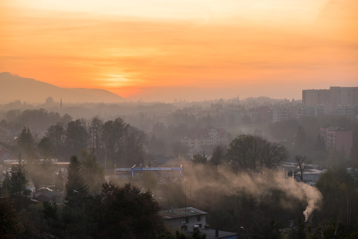 Rządowe Centrum Bezpieczeństwa wydało alert dotyczący smogu dla powiatów na południu i zachodzie kraju. "Prognozowana jest zła jakość powietrza, zrezygnuj z aktywności na zewnątrz" - napisano w komunikacie.