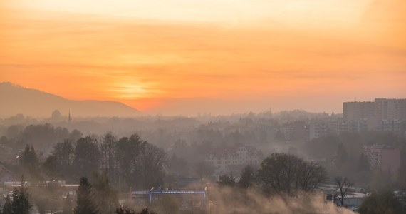 Rządowe Centrum Bezpieczeństwa wydało alert dotyczący smogu dla powiatów na południu i zachodzie kraju. "Prognozowana jest zła jakość powietrza, zrezygnuj z aktywności na zewnątrz" - napisano w komunikacie.