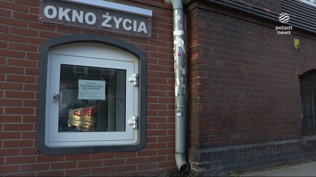 Pies we Wrocławskim oknie życia. Siostry wezwały na pomoc Towarzystwo Ochrony Zwierząt, porzuconej suczce nic się nie stało, ale tak siostry jak i TOZ dziwiąc się przypominają - to nie jest odpowiednie miejsce na pozostawienie psa. Jednak sytuacja na nowo rozpaliła dyskusje tym, czy podobne miejsca dla zwierząt nie byłyby potrzebne. Dla ''Wydarzeń'' Agata Todorow.