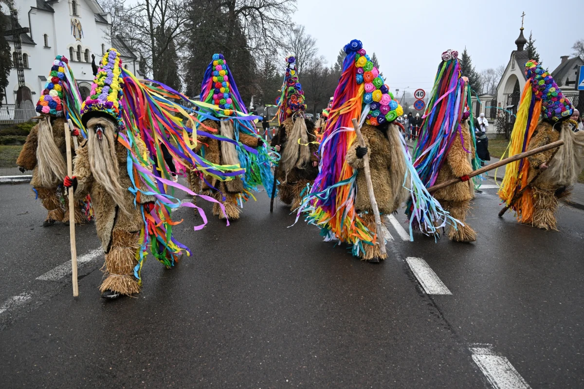 Na ulicach lubelskich Sławatycz jak co roku pojawili się Brodacze. Barwni przebierańcy żegnają ostatnie 12 miesięcy, kolędując i składając życzenia mieszkańcom. W niedzielę zorganizowano również konkurs na Brodacza Roku. Wydarzenie zgromadziło tłumy.