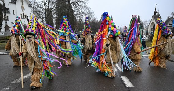 Na ulicach lubelskich Sławatycz jak co roku pojawili się Brodacze. Barwni przebierańcy żegnają ostatnie 12 miesięcy, kolędując i składając życzenia mieszkańcom. W niedzielę zorganizowano również konkurs na Brodacza Roku. Wydarzenie zgromadziło tłumy.