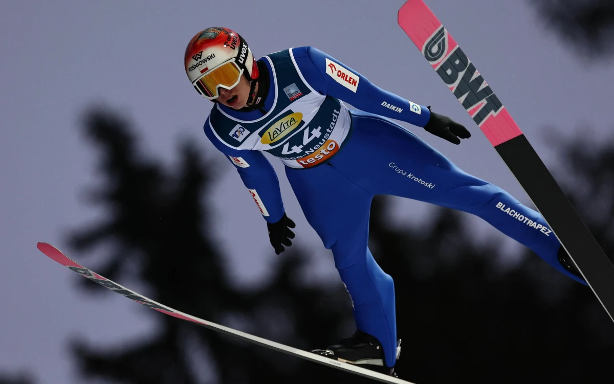 Paweł Wąsek zajął 10. miejsce w pierwszym konkursie 73. edycji Turnieju Czterech Skoczni w niemieckim Oberstdorfie. Do drugiej rundy dzisiejszych zawodów awansował także Jakub Wolny. Pierwsze trzy miejsca zajęli Austriacy. 