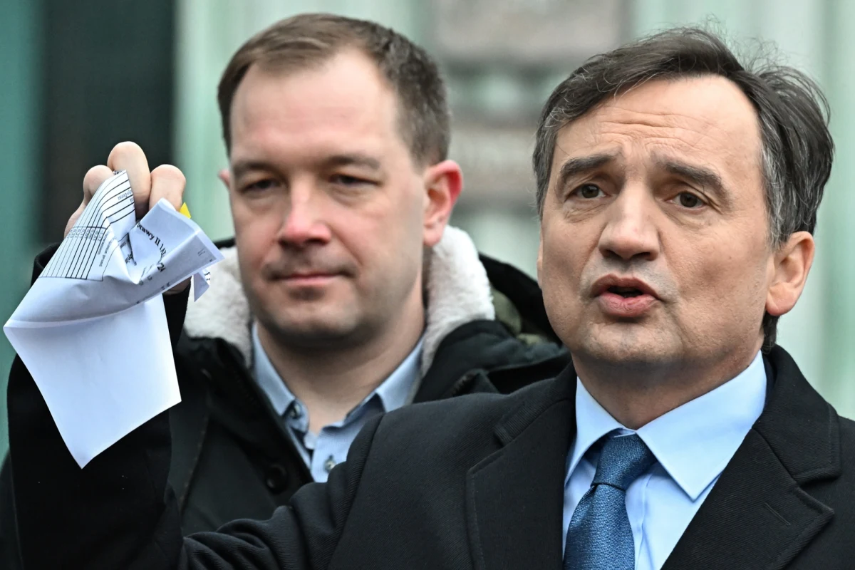 "Ponowne losowanie sędziego w sprawie Zbigniewa Ziobry było spowodowane tym, że wcześniej wniosek trafił przez omyłkę do losowania spośród sędziów orzekających w sekcji zażaleniowo-wnioskowej, którzy nie orzekają w sprawach takiej kategorii" - poinformowała rzeczniczka Sądu Apelacyjnego w Warszawie Ewa Leszczyńska-Furtak.