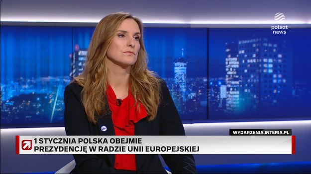 - Głównym przesłaniem polskiej prezydencji będzie bezpieczeństwo - powiedziała w "Gościu Wydarzeń" Magdalena Sobkowiak-Czarnecka. Jak wskazała, chodzi m.in. o bezpieczeństwo żywnościowe i ekonomiczne, ale też wspólne wydatki na obronność, o czym wciąż dyskutuje się w Unii Europejskiej. Podsekretarz stanu ds. europejskich w Kancelarii Premiera poinformowała w programie, że Polska jest gotowa na przejęcie prezydencji w Radzie Unii Europejskiej z dniem 1 stycznia 2025 r. - Myślę, że Donald Tusk nie pojawi się w Budapeszcie. Przynajmniej nie mam takiej wiedzy - powiedziała, odnosząc się do faktu, że przejmujemy obowiązki od Węgier. Zamiast tego oficjalna inauguracja odbędzie się 3 stycznia w Warszawie, a jej specjalnym gościem będzie szef Rady Europejskiej Antonio Costa. Sobkowiak-Czarnecka dodała, że przejmowanie roli po węgierskiej prezydencji jest dziś dla Polski "wyzwaniem". - Tym bardziej, że martwiące są słowa Viktora Orbana z Rady Europejskiej, kiedy mówił, że nie będzie zgadzał się na przedłużenie sankcji wobec Moskwy - nadmieniła. Jak zaznaczyła wiceminister ds. europejskich, nasza prezydencja będzie wyjątkowa, bo jest pierwszą w nowym cyklu instytucjonalnym, tzn. odbywa się po wyborze nowego Parlamentu Europejskiego i nowej Komisji Europejskiej. - Drugim ważnym wydarzeniem po inauguracji będzie wizyta całego kolegium komisarzy i przewodniczącej von der Leyen w Gdańsku i spotkanie z naszym rządem - podkreśliła. Pytana o to, czy Donald Tusk wybiera się na inaugurację prezydenta Donalda Trumpa 20 grudnia, przekazała, że nie ma takiej wiedzy. - To jest ten moment, kiedy prezydencja ma oczy i uszy otwarte na to, co się będzie działo - poinformowała. Wiceminister Sobkowiak-Czarnecka powiedziała też, że kluczowym zadaniem prezydencji Polski będzie m.in. utrzymanie jedności w Europie, a reakcja na działania Donalda Trumpa będzie dla tego pierwszym poważnym testem.