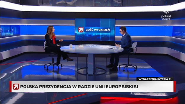 Sobkowiak-Czarnecka odniosła się również do tego, czy Polska będzie dalej przekonywać UE aby pomogła nam sfinansować Tarczę Wschód. - To nie spada z naszej agendy. Tarcza Wschód dotyczy zewnętrznej granicy całej UE i wspólnie musimy ponosić odpowiedzialność za zabezpieczanie tej granicy. Tak samo nowa wizja polityki migracyjnej - mówiła. Wiceminister wskazała tutaj, że kwestie związane z agresją na Ukrainę i sytuacją na granicy polsko-białoruskiej będą żywo podnoszone podczas naszej prezydencji. Polska zaproponować ma także nowe spojrzenie na Bałtyk jako miejsce newralgiczne z uwagi na położenie infrastruktury krytycznej. - Wspólne chronienie obszaru Bałtyku to jest projekt unijny - powiedziała. Gość Polsat News potwierdziła również, że Polska będzie chciała odejścia unijnych krajów od rosyjskich surowców energetycznych, kategorycznego przestrzegania obowiązujących sankcji i wprowadzenia 16. pakietu obostrzeń wobec Rosji. - Wsparcie Ukrainy w wielu wymiarach będzie też tematem polskiej prezydencji. Tutaj też jest ważne zachowanie jedności, bo mamy takie momenty w UE, kiedy część krajów na drugi-trzeci plan odkłada kwestie wsparcia Ukrainy - zaznaczyła. Rozmówczyni Grzegorza Kępki dodała przy tym, iż bardzo ważna będzie dla nas kwestia rozszerzenia UE nie tylko o Ukrainę, ale i inne państwa, np. zachodnie kraje bałkańskie. - To ważny sygnał dla Kremla, gdzie jest UE i gdzie są wartości europejskie. Tłem wojny w Ukrainie też jest wojna o nasze wartości i demokrację i o tym nie należy zapominać - nadmieniła. Na koniec, pytana o sukces polskiej prezydencji, wiceminister wskazała na doprowadzenie do finału negocjacji dot. finansowania przemysłu obronnego oraz utrzymanie jedności Europy.