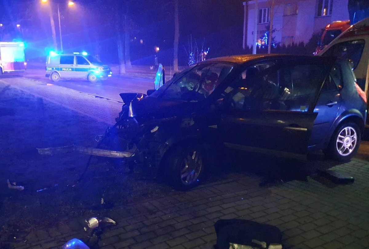 Auto wjechało w schody prowadzące do komisariatu policji w Tarnowie w Małopolsce. Kierowca i jadąca z nim kobieta zostali odwiezieni do szpitala. 