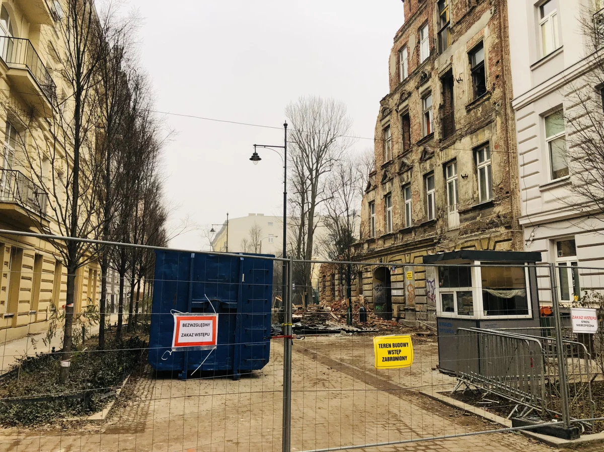 Budowa tuneli kolejowych w Łodzi, potocznie nazywanych "łódzkim metrem", wkracza w decydującą fazę. W centrum uwagi znajduje się tarcza drążąca "Katarzyna", której prace zostały tymczasowo wstrzymane. Co się dzieje na placu budowy i kiedy możemy spodziewać się wznowienia drążenia?