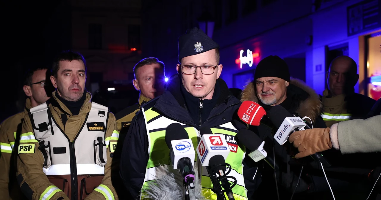 Konferencja służb na miejscu tragedii. Na zdjęciu zastępca komendanta powiatowego policji w Cieszynie podinsp. Przemysław Żurata