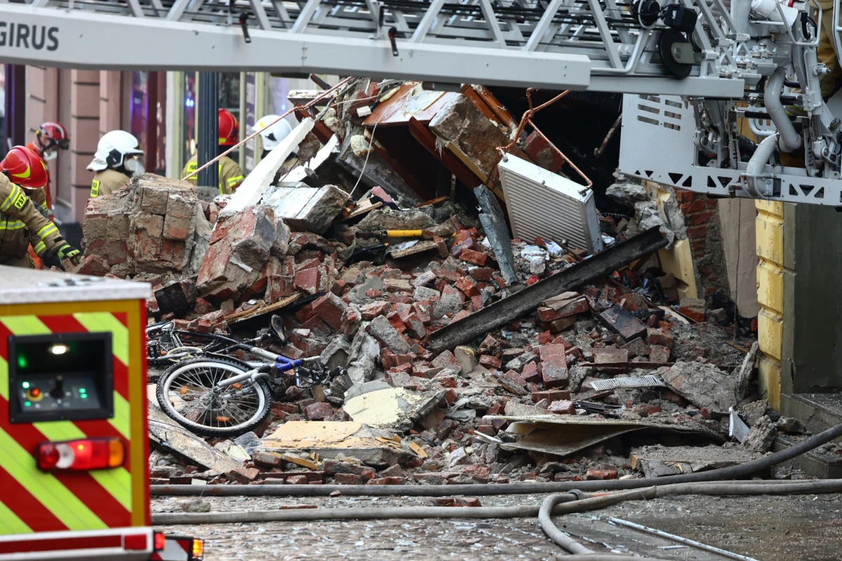 Zakończyła się akcja ratownicza w zawalonej kamienicy w Cieszynie. Jak poinformował przed północą szef PSP nadbryg. Mariusz Feltynowski, na miejscu znaleziono ciała dwóch osób. Bilans katastrofy to 2 ofiary śmiertelne, 3 osoby poszkodowane, którym udzielono pomocy medycznej i 21 ewakuowanych. 