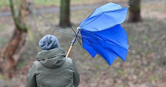 Instytut Meteorologii i Gospodarki Wodnej w poniedziałek wydał ostrzeżenia I stopnia przed silnym wiatrem na północy kraju. Jego prędkość w porywach osiągnie nawet 85 km/h.