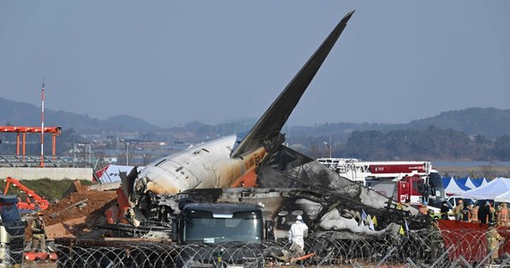 Pilot samolotu Jeju Air, który w niedzielę rozbił się na lotnisku Muan w południowo-zachodniej Korei Południowej, poinformował kontrolę ruchu lotniczego, że maszyna zderzyła się z ptakiem - podało południowokoreańskie ministerstwo transportu. W niedzielę w katastrofie zginęło 179 osób. Dwie się uratowały.