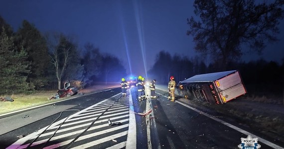 33-letni mężczyzna zginął w wypadku, do którego doszło o świcie w Karszówce k. Radomia. Osobowe renault zderzyło się z ciężarówką.   