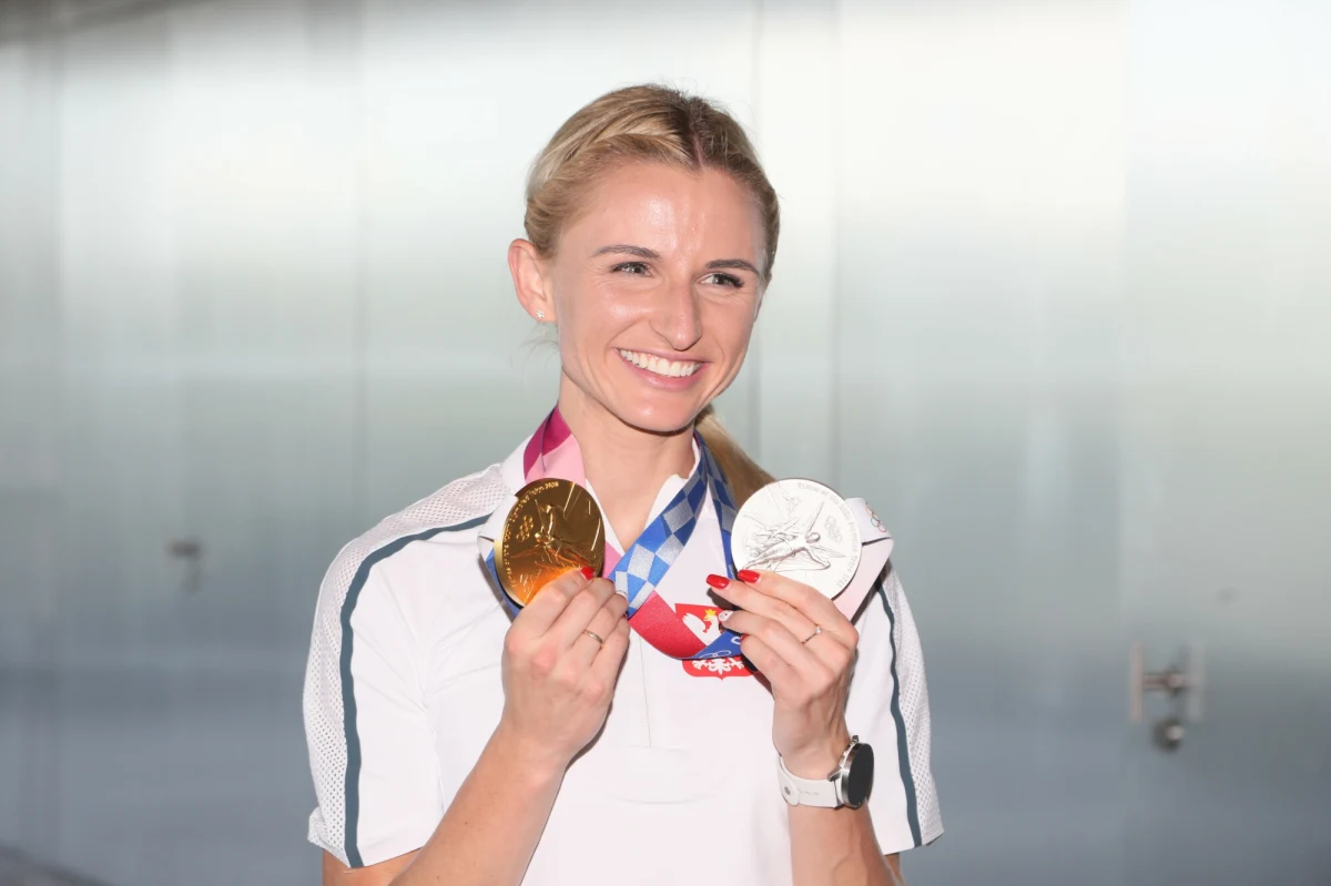 "Od początku mówiłam, że ze sportu odchodzę w jednej roli, ale ze sportem się nie żegnam" – mówi w rozmowie z Cezarym Dziwiszkiem z redakcji sportowej RMF FM lekkoatletka Małgorzata Hołub-Kowalik. Mistrzyni i wicemistrzyni olimpijska z Tokio w sierpniu zakończyła karierę, ale szybko wypełniła sobie czas, zostając radną Sejmiku Województwa Zachodniopomorskiego, a potem członkinią zarządu Polskiego Związku Lekkiej Atletyki. Od ponad roku jest też szczęśliwą mamą małej Blanki.