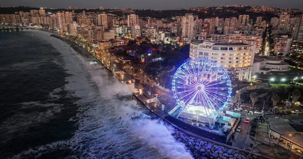 Czterometrowe fale uderzające w nabrzeże Viña del Mar w Chile. To niebezpieczne zjawisko paraliżuje również porty w Peru i Ekwadorze