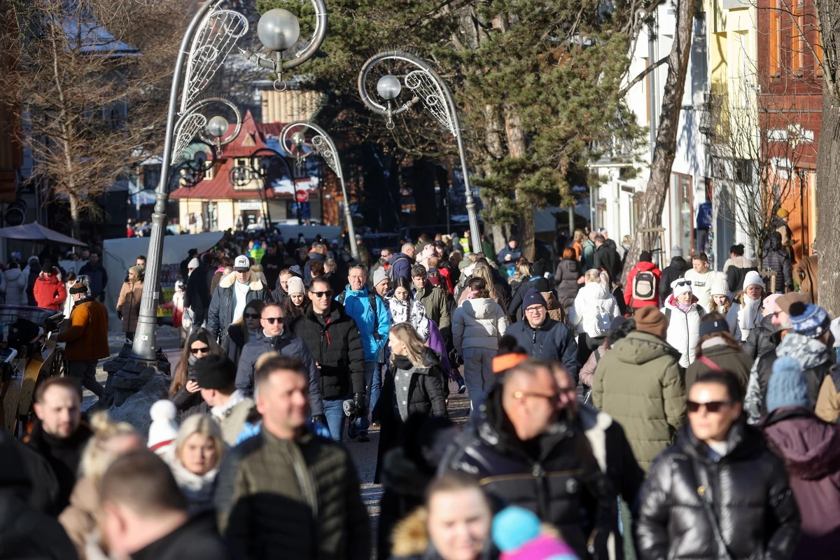 Mijający rok był rekordowy pod względem liczby turystów, którzy odwiedzili Tatry. Jak mówi dyrektor Tatrzańskiego Parku Narodowego Szymon Ziobrowski, nie widać, by wpłynęło to na zachowanie zwierząt, żyjących w najwyższych partiach gór, ale z pewnością wpływa na środowisko. Dlatego w 2025 roku TPN będzie chciał doprowadzić kanalizację i wybudować toalety w Dolinie Kościeliskiej i w rejonie Hali Gąsienicowej.