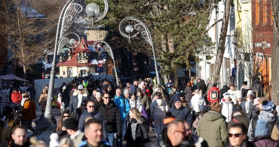 Mijający rok był rekordowy pod względem liczby turystów, którzy odwiedzili Tatry. Jak mówi dyrektor Tatrzańskiego Parku Narodowego Szymon Ziobrowski, nie widać, by wpłynęło to na zachowanie zwierząt, żyjących w najwyższych partiach gór, ale z pewnością wpływa na środowisko. Dlatego w 2025 roku TPN będzie chciał doprowadzić kanalizację i wybudować toalety w Dolinie Kościeliskiej i w rejonie Hali Gąsienicowej.