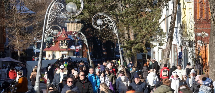 Mijający rok był rekordowy pod względem liczby turystów, którzy odwiedzili Tatry. Jak mówi dyrektor Tatrzańskiego Parku Narodowego Szymon Ziobrowski, nie widać, by wpłynęło to na zachowanie zwierząt, żyjących w najwyższych partiach gór, ale z pewnością wpływa na środowisko. Dlatego w 2025 roku TPN będzie chciał doprowadzić kanalizację i wybudować toalety w Dolinie Kościeliskiej i w rejonie Hali Gąsienicowej.
