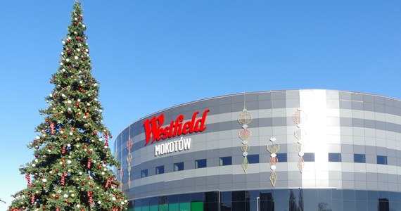 Zuchwały napad w warszawskim centrum handlowym Westfield Mokotów. Doszło do niego tuż przed godz. 11 w jednym z butików z biżuterią. Policja poszukuje trzech osób. Informację o tym zdarzeniu dostaliśmy na Gorącą Linię RMF FM. 