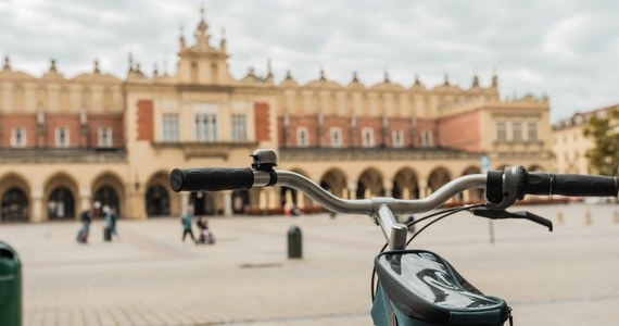 Od stycznia będą obowiązywać nowe zasady wypożyczania rowerów miejskich LajkBike w Krakowie - poinformował Urząd Miasta. Umowa dotycząca wynajmu długoterminowego będzie przedłużana automatycznie. Ważne jest to, że krakowianie będą mogli pojechać rowerem m.in. do Wieliczki, Zielonek, Skawiny i Lusiny.      