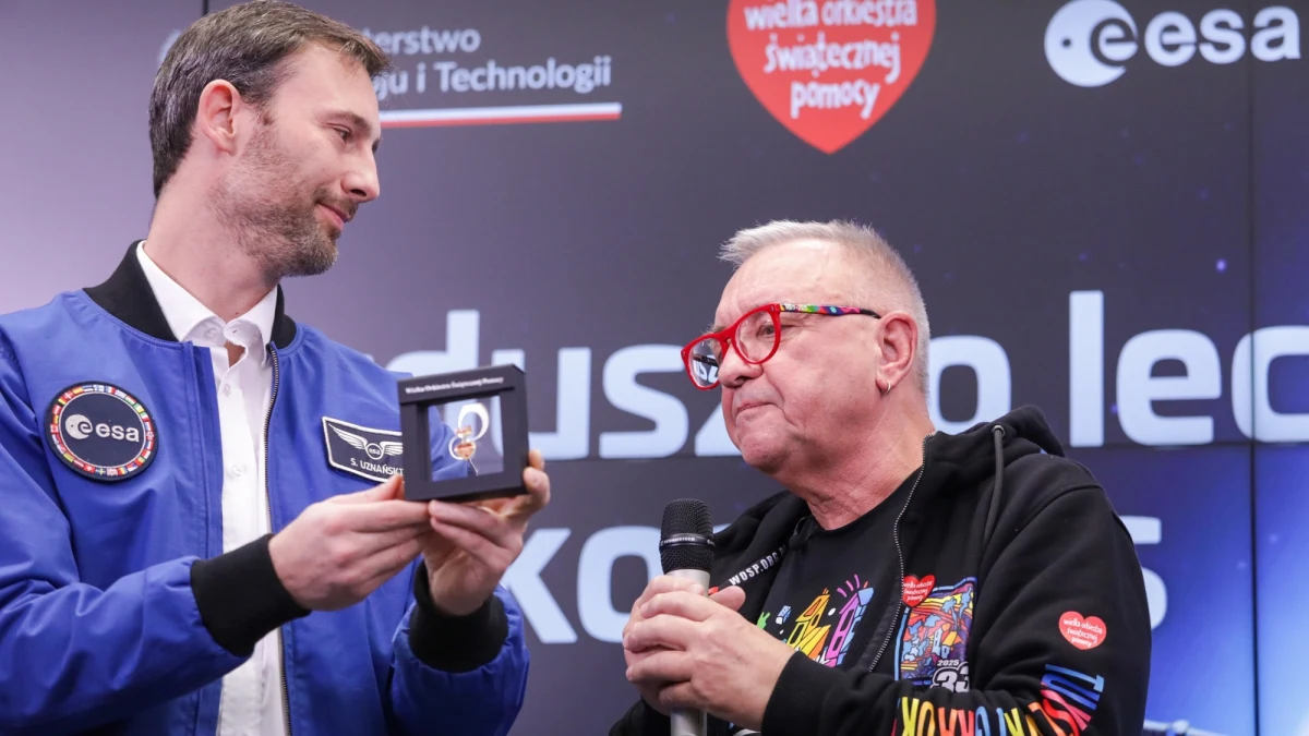 Polski astronauta Sławosz Uznański zabierze na orbitę ważące 4,5 kg złote serduszko Wielkiej Orkiestry Świątecznej Pomocy. "Cieszę się, że będziemy mogli zabrać polskie złote serce w Kosmos i przywieźć z powrotem" - przekazał Uznański.