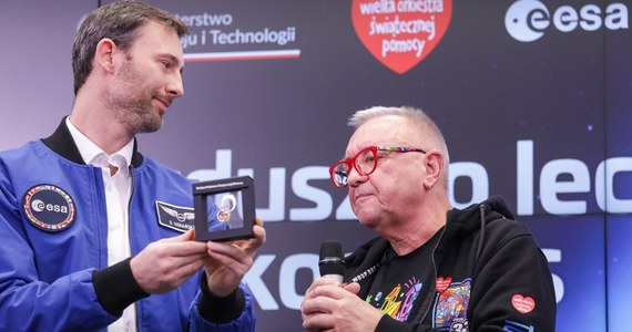 Polski astronauta Sławosz Uznański zabierze na orbitę ważące 4,5 kg złote serduszko Wielkiej Orkiestry Świątecznej Pomocy. "Cieszę się, że będziemy mogli zabrać polskie złote serce w Kosmos i przywieźć z powrotem" - przekazał Uznański.