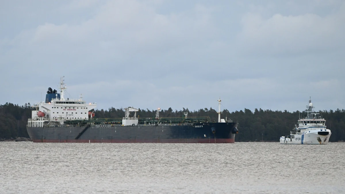 Fińskie służby obserwują tankowiec, który zgłosił awarię silnika i utknął w Zatoce Fińskiej. To zarejestrowany w Panamie statek, który z Sudanu płynął do Primorska w Rosji i stanowi część floty, której Rosja używa do omijania zachodnich sankcji.