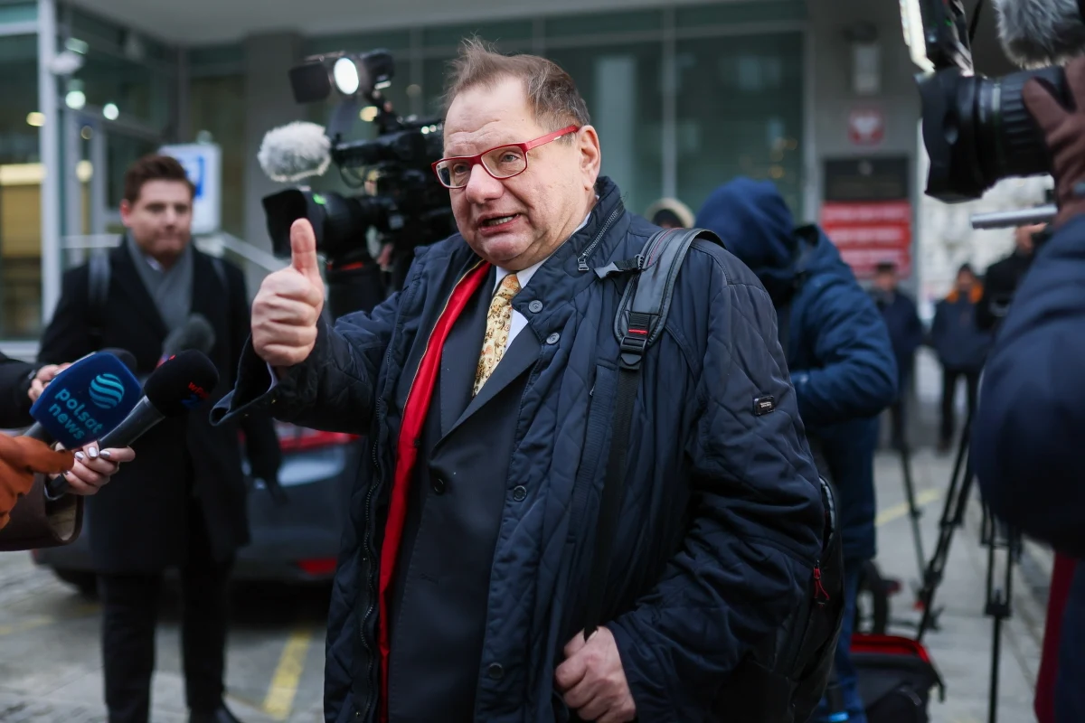 Ryszard Kalisz głosował przeciwko poniedziałkowej uchwale PKW, przyjmującej sprawozdanie finansowe PiS. Jak mówił po posiedzeniu komisji, "sam jest ciekawy", jak będzie wyglądał wniosek PKW do ministra finansów ws. sprawozdania finansowego komitetu PiS. "Mamy dwa scenariusze - albo minister wypłaci, albo nie" - dodał Kalisz.