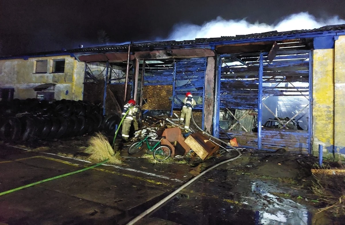 Strażacy opanowali pożar w Słupsku, paliła się hala przy ulicy Portowej. W środku znajdują się samochody, maszyny oraz butle z gazami technicznymi. Nie ma informacji o poszkodowanych.