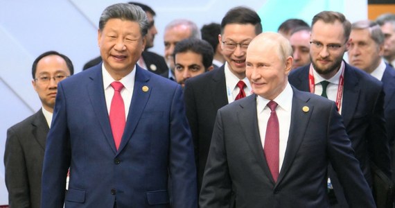 Prezydent Chin Xi Jinping w noworocznym przesłaniu do swego rosyjskiego odpowiednika Władimira Putina oświadczył, że Chiny i Rosja "idą ręka w rękę sprawiedliwą drogą niezaangażowania i unikania konfrontacji". Xi zapewnił też, że będzie działał na rzecz "pokoju światowego".