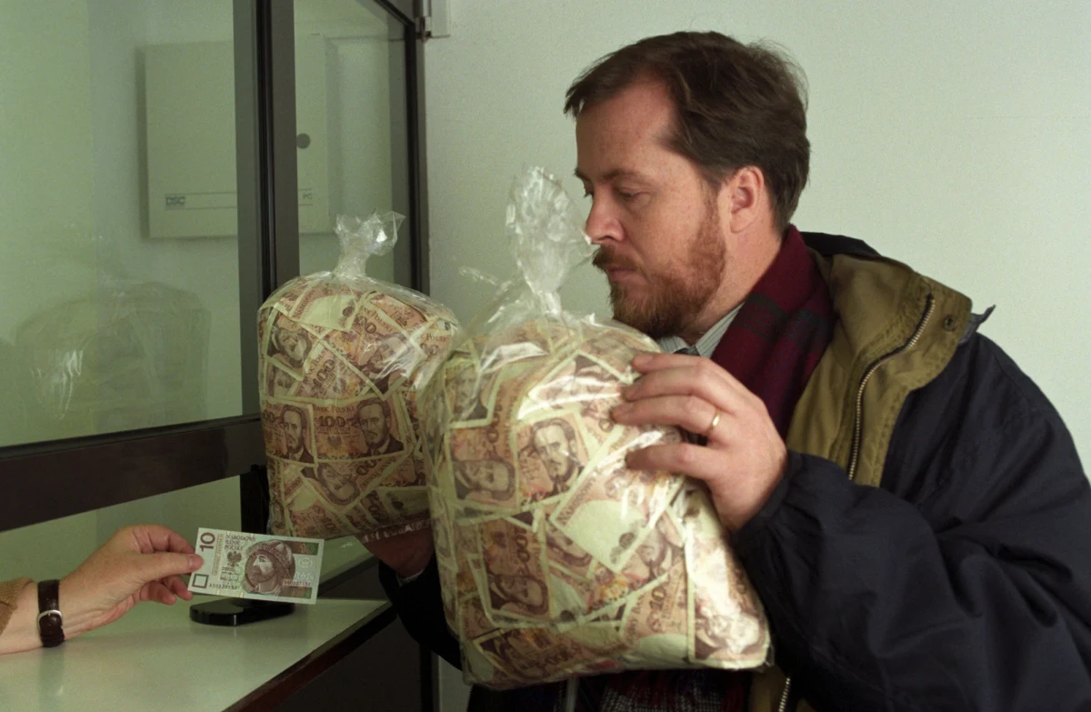 Dokładnie 30 lat temu, 1 stycznia 1995 roku, w Polsce dokonano denominacji złotego. Używany do dziś złoty o symbolu PLN zastąpił starego złotego o symbolu PLZ. Jak ważne było to wydarzenie dla Polaków? I czy obywatele III Rzeczypospolitej ponieśli na tym straty? O tym w Radiu RMF24 opowiedziała dr hab. Cecylia Leszczyńska z Uniwersytetu Warszawskiego, specjalistka od historii pieniądza. 