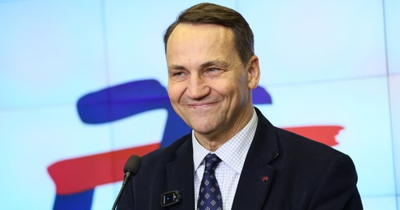 9 tys. 892 zł netto - wynagrodzenie w takiej wysokości otrzymuje szef MSZ. Radosław Sikorski przedstawił swoje zarobki w mediach społecznościowych. Zamieścił screena z aplikacji bankowej. 