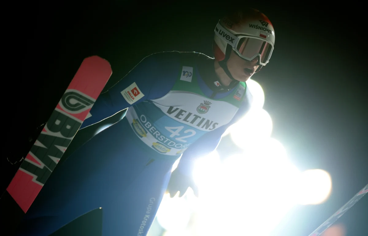 W Garmisch-Partenkirchen odbędą się dziś kwalifikacje do noworocznego konkursu 73. Turnieju Czterech Skoczni. Pierwszy etap tej prestiżowej imprezy, rozegrany w niedzielę w Oberstdorfie, wygrał Austriak Stefan Kraft. Najlepszy z Polaków - Paweł Wąsek - był dziesiąty.