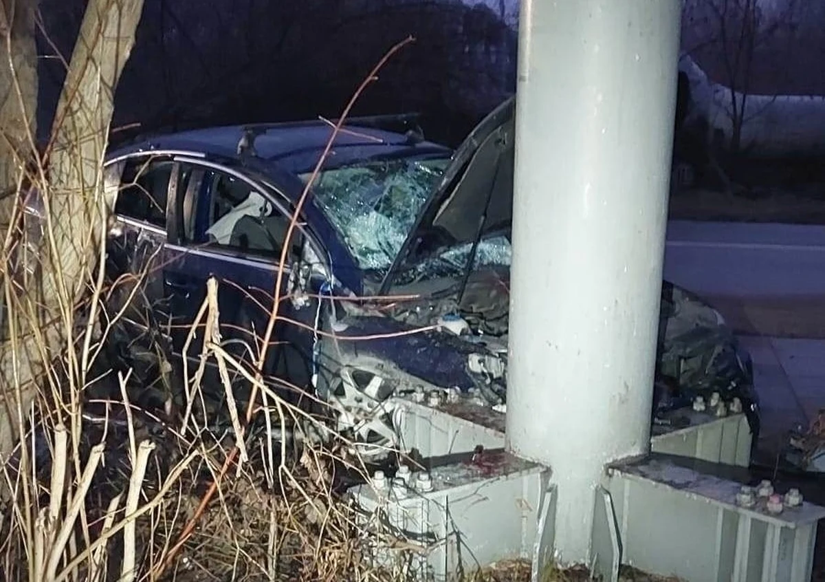 Dramatyczna interwencja na warszawskim Targówku. Patrol straży miejskiej zauważył idących jezdnią dwóch mężczyzn. Jeden wspierał się na ramieniu drugiego. Zdążył jedynie powiedzieć funkcjonariuszom, jak ma na imię i osunął się na ziemię. Chwilę wcześniej auto, którym podróżowali mężczyźni, uderzyło w słup.         