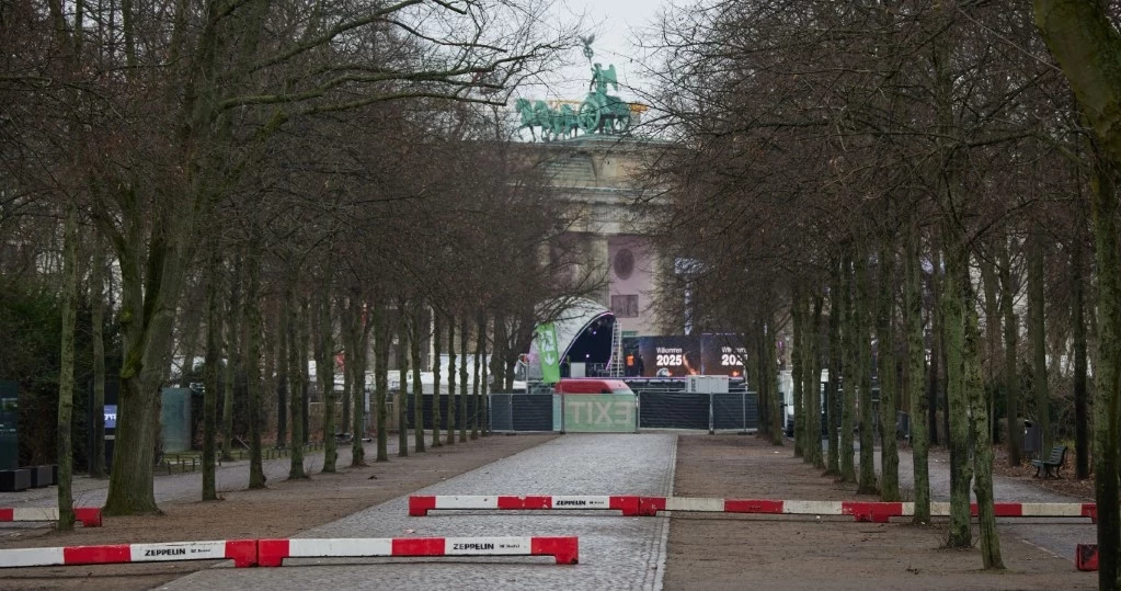 Niemieckie służby przygotowują się na imprezę sylwestrową pod Bramą Brandenburską