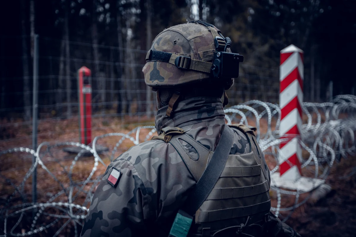 Prokuratura umorzyła dochodzenie w sprawie nieszczęśliwego wypadku i postrzelenia dwóch żołnierzy podczas zmiany na posterunku przy granicy z Białorusią. Po zasięgnięciu opinii biegłych okazało się, że broń, z której padły strzały, była niesprawna technicznie.