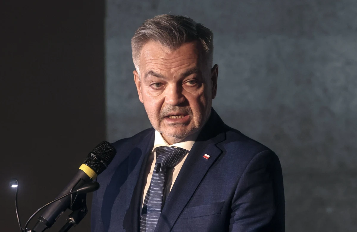 Zamknięcie polskiego konsulatu w Sankt Petersburgu będzie mieć mocno polityczny i symboliczny charakter - zdradza w RMF FM ambasador Polski w Moskwie Krzysztof Krajewski. Decyzję o zamknięciu polskiej placówki rosyjskie władze podjęły w odwecie za likwidacje rosyjskiego konsulatu w Poznaniu. 