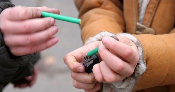 W dłoni 14-latka w wielkopolskim Wieleniu wybuchła petarda. Policjanci eskortowali chłopca do szpitala. Do podobnego zdarzenia doszło w Koszalinie.