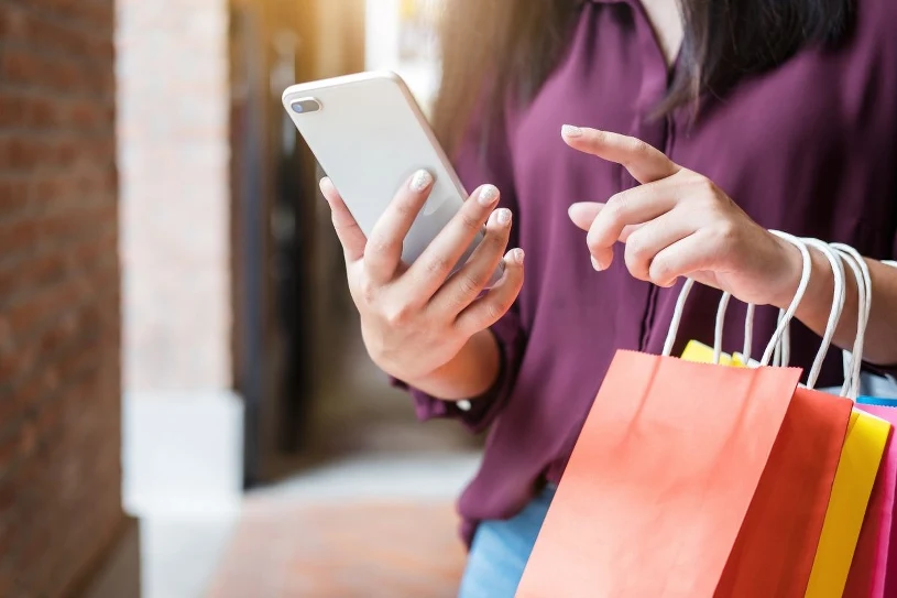 65% Polaków korzysta z AI przy zakupach – wynika z badania UCE Research